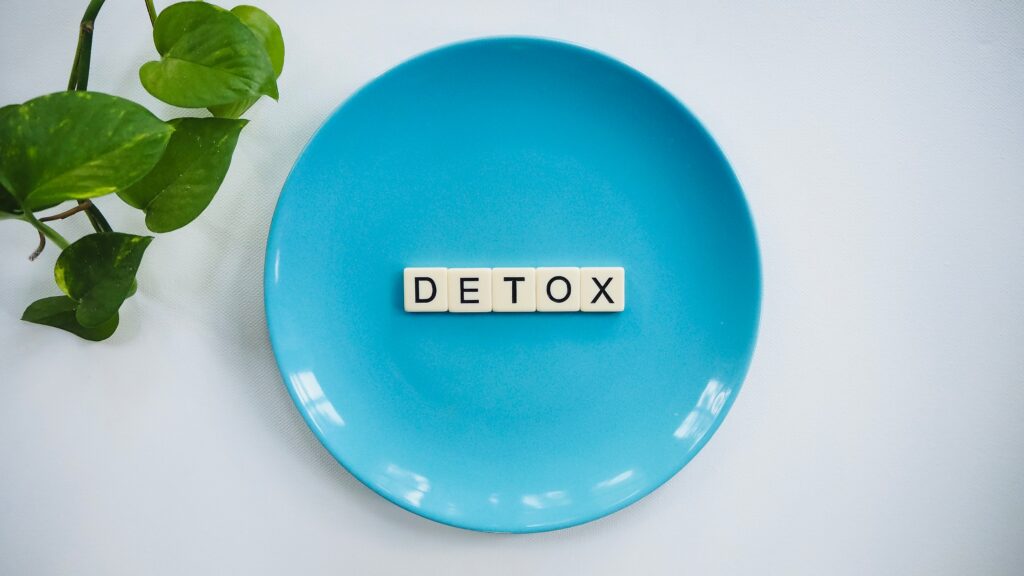 the word detox spelled on a blue plate